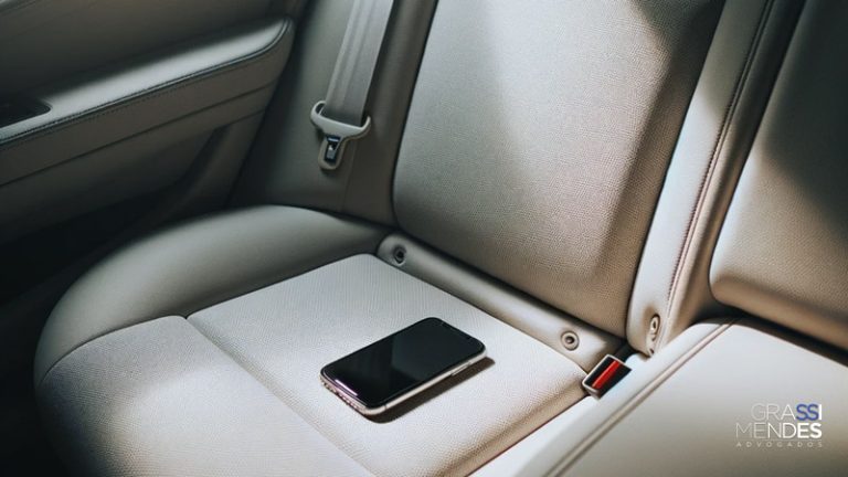 App de transporte paga indenização por celular esquecido - Grassi Mendes Advogados