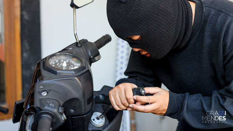 Indenização Negada por Furto de Moto em Estacionamento