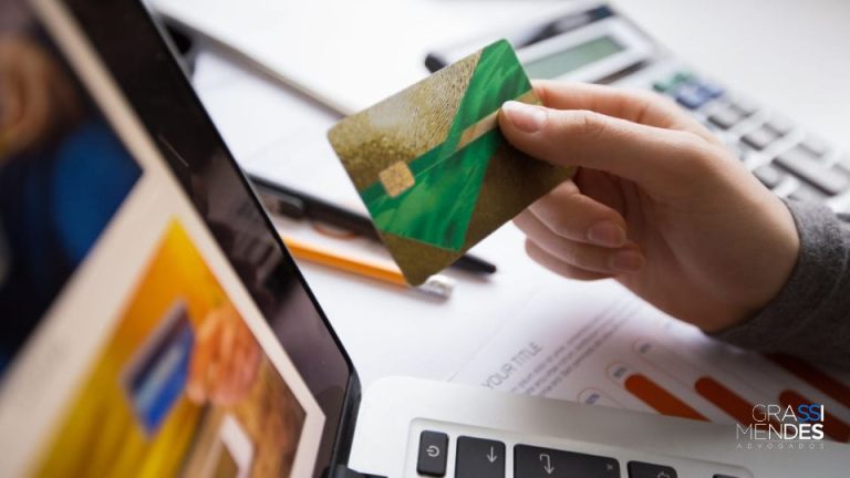 Mulher recebe indenização de R$3 mil após Banco Máxima usar seus dados em empréstimo fraudulento. Saiba como o TJDFT decidiu o caso.